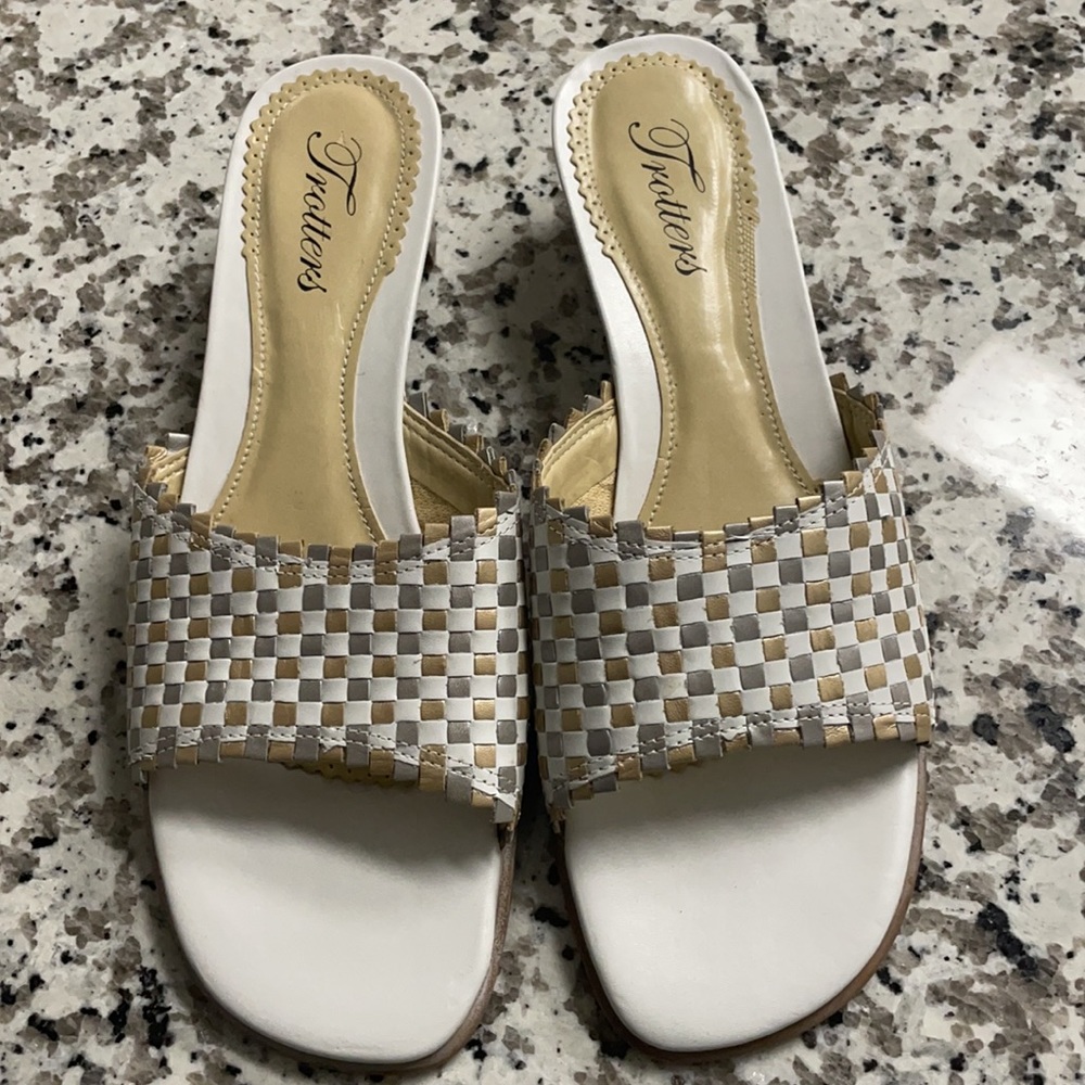TROTTERS SANDALS